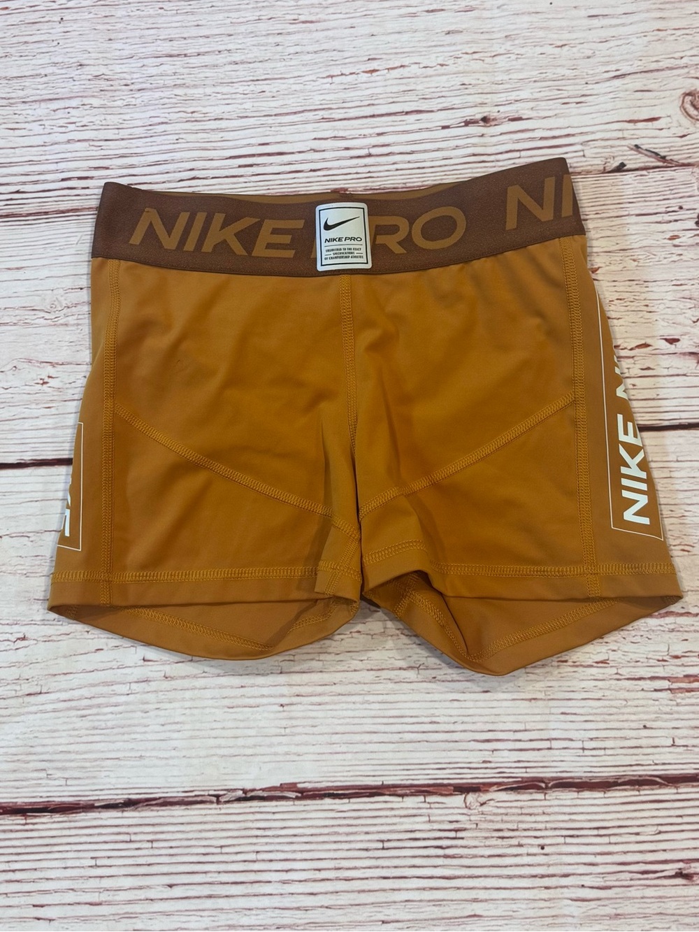 Nike Pro Mid-Rise 3” Graphic Shorts in Gold Suede/Ale Brown/Barley Sz S